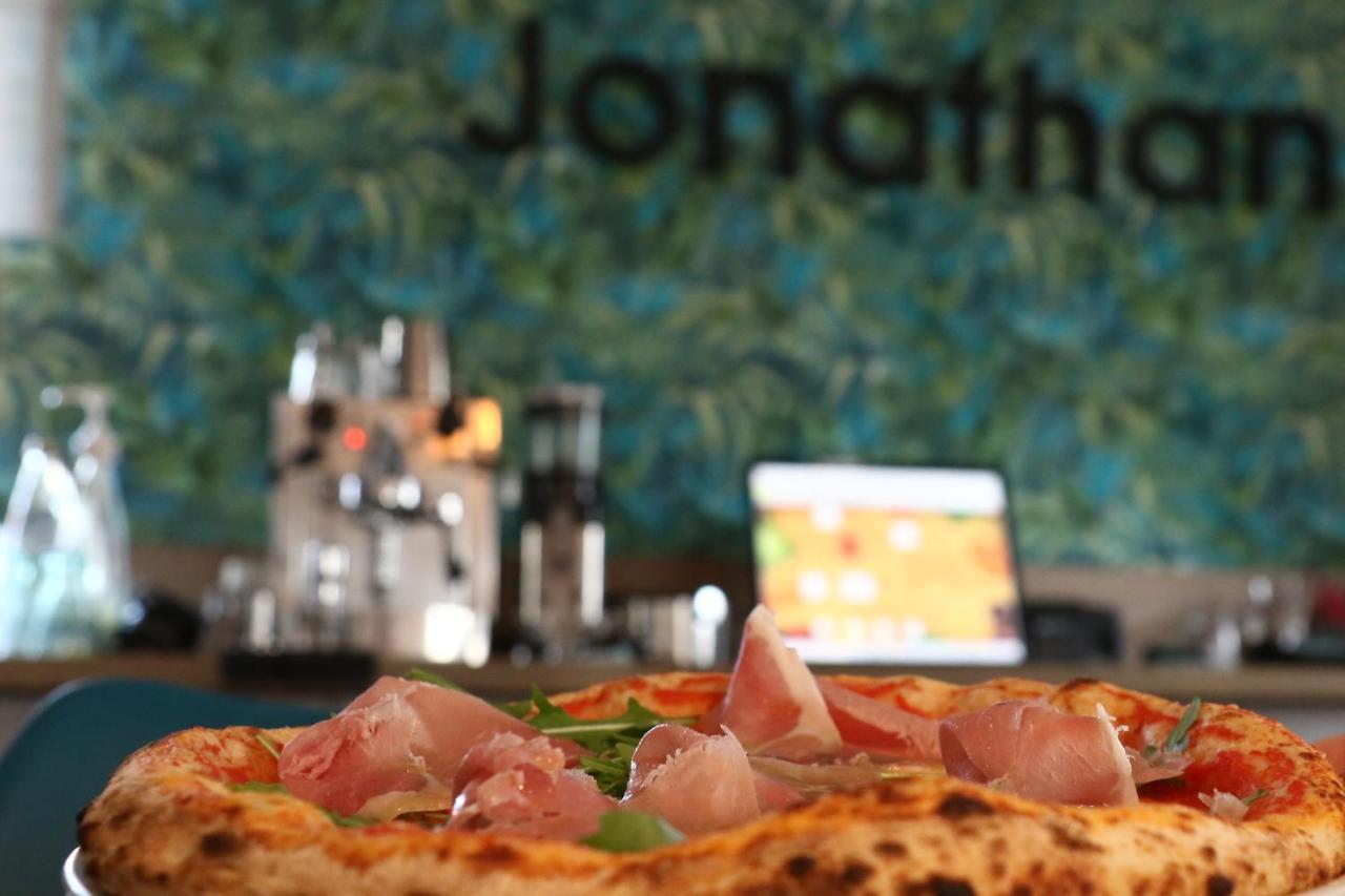 Jonathan Bed&Pizza Комаром Экстерьер фото