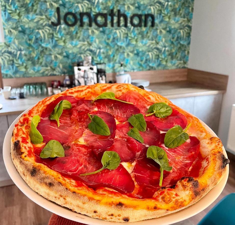 Jonathan Bed&Pizza Комаром Экстерьер фото