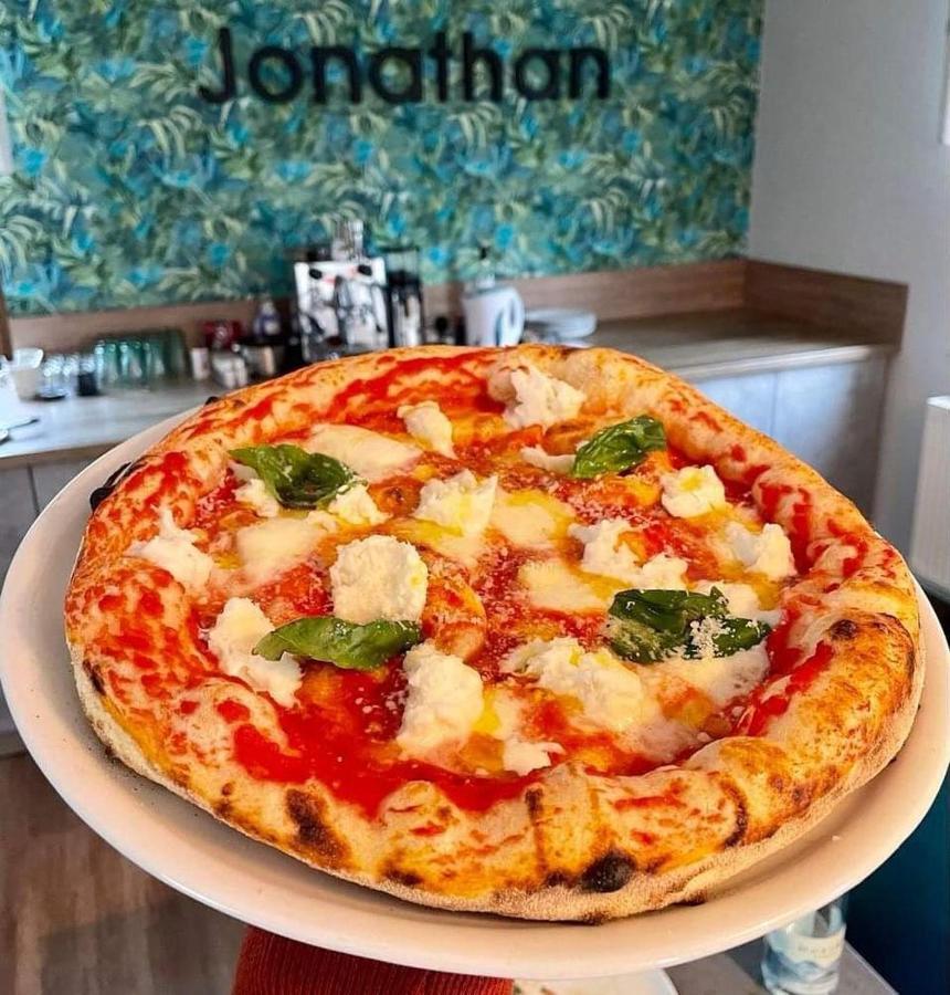 Jonathan Bed&Pizza Комаром Экстерьер фото